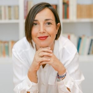 Η Δρ. Κατερίνα Καδένα, συγγραφέας του βιβλίου «Μυστικά & Συνταγές με Βότανα»